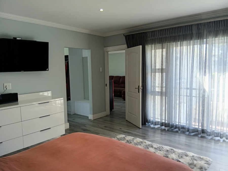 5 Bedroom Property for Sale in Beacon Bay Eastern Cape